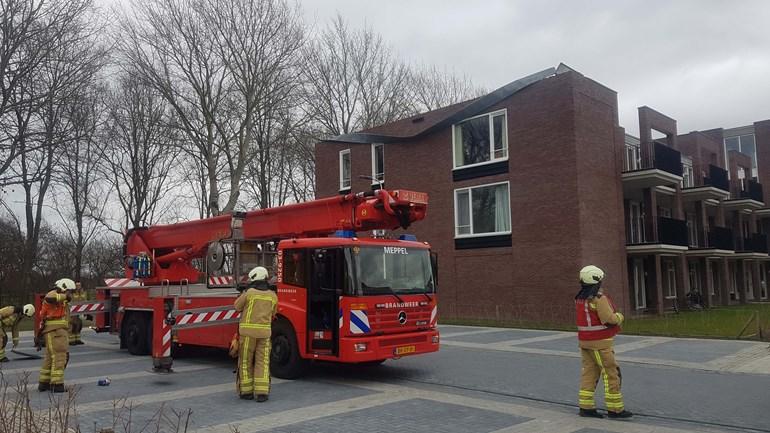 Stormachtige wind blaast dak los van gebouw