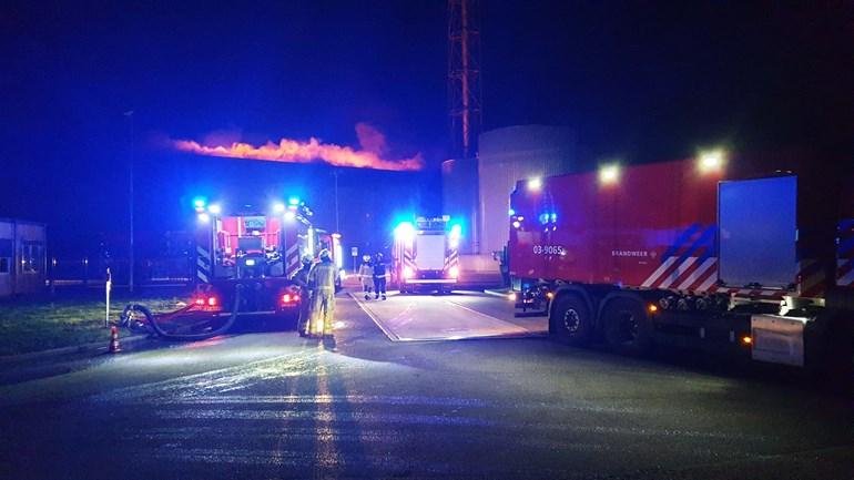 Grote brand verwoest slachtafvalverwerker in Wijster (video)