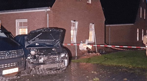 Baby en vader gewond nadat auto tegen woning botst