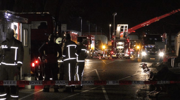 Brandweer massaal naar brandende vrachtwagen in loods