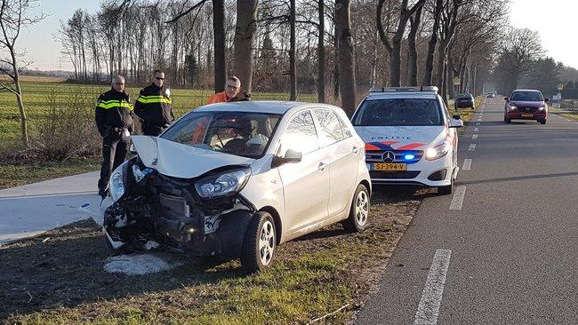 Gewonde bij ongeval tegen boom