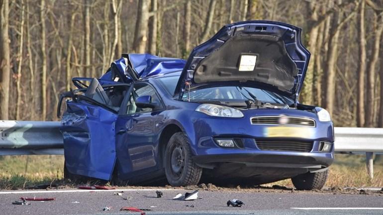 Auto stopt midden op snelweg en wordt geramd door vrachtauto