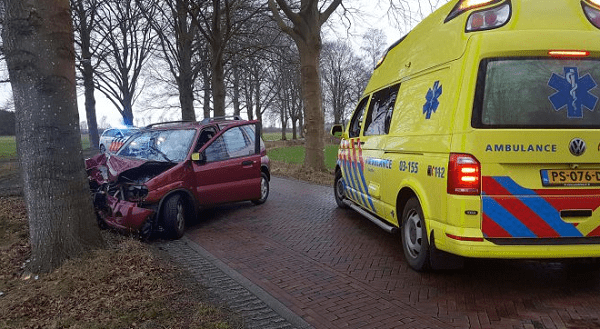 Auto frontaal tegen boom; Bestuurder gewond