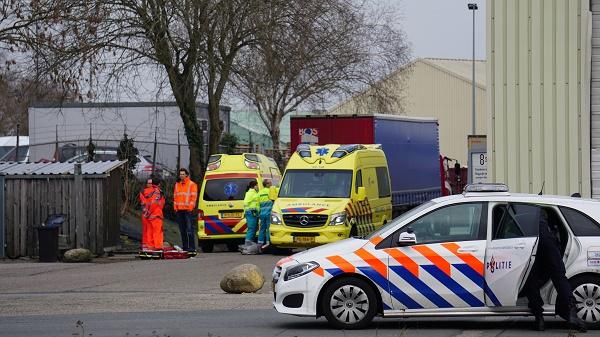 Man zakt door dak; Traumahelikopter komt ter plaatse (video)