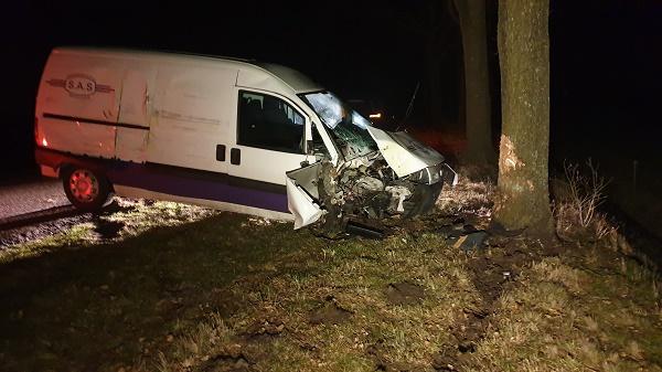 Automobilist gewond na harde botsing tegen boom