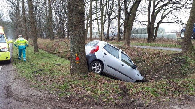 Automobiliste met auto van de weg en raakt gewond