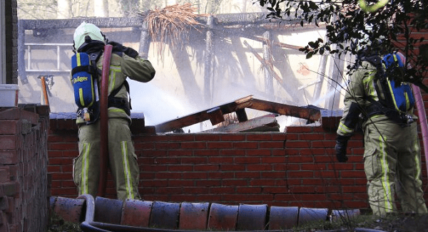 Rietgedekte schuur afgebrand tijdens sloopwerkzaamheden