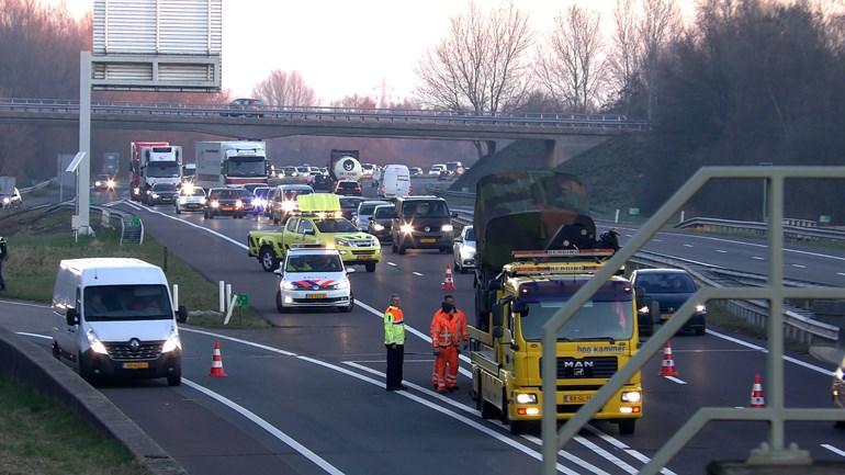 Militair voertuig verliest aanhanger op snelweg