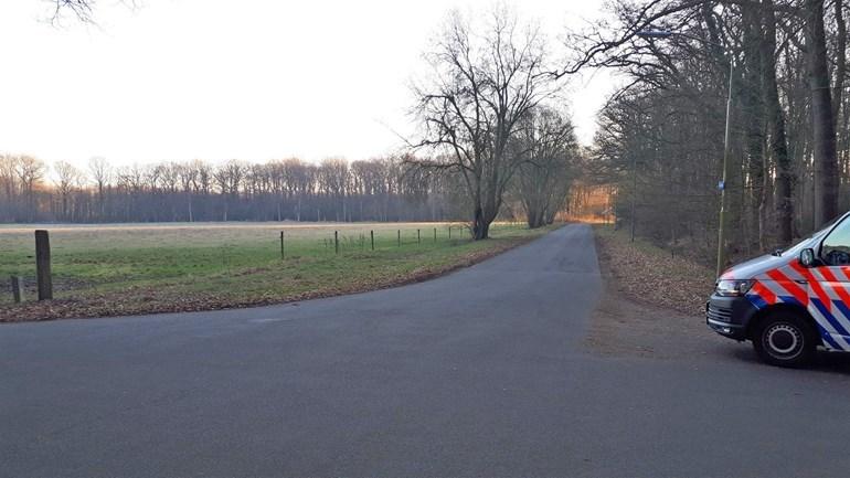 Levens gevaarlijke actie; Staaldraad over de weg gespannen