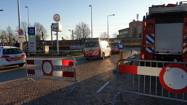 Persoon overleden na aanrijding met trein op overweg