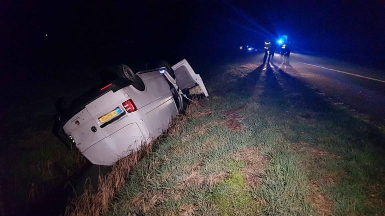 Busje slaat over de kop op de A28