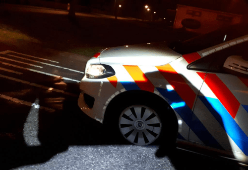 Politie crasht tegen fietsenrek tijdens spoedrit