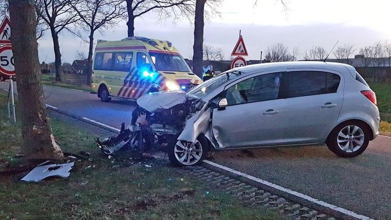 Persoon gewond na frontale botsing met boom