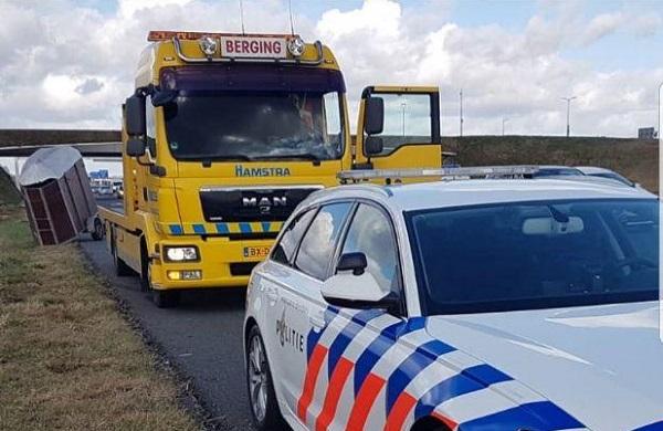 Paardentrailer breekt los op de A28 bij Assen