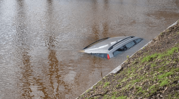 Kindje uit zinkende auto gered door omstander