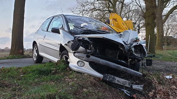 Auto botst hard tegen boom in beruchte bocht