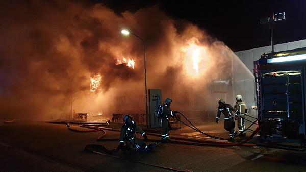 Enorme brand legt meubelbedrijf in de as