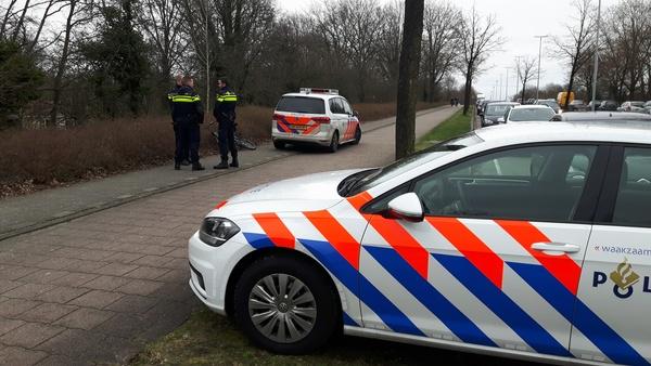 Achteruitrijdende politieauto rijdt voetganger aan (Video)