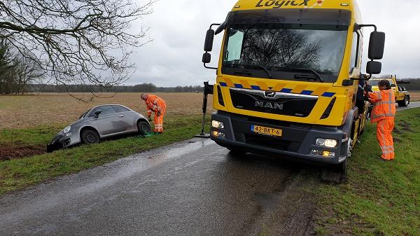 Auto mist bocht en schiet de sloot in