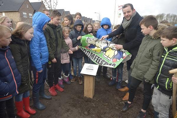 Basisschoolleerlingen planten bomen tijdens boomfeestdag