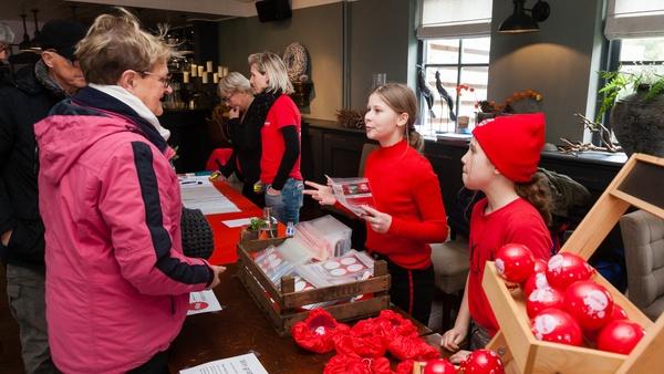 Enthousiaste deelnemers trotseren de wind tijdens Kleintje Fiets4Daagse