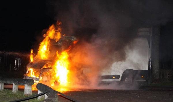 Busje volledig uitgebrand; Brandweer redt snackwagen