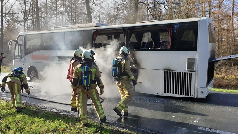 Bus vol met kinderen vliegt in de brand; Geen gewonden (video)