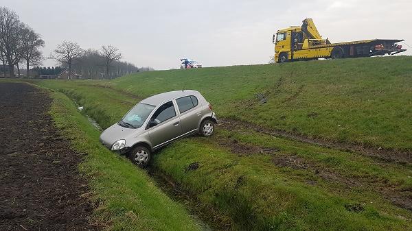 Bestuurder gewond na crash van talud