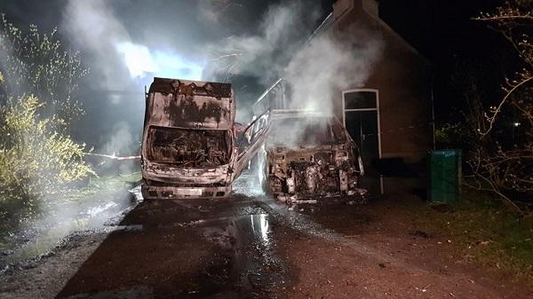 Busjes in brand gestoken op begraafplaats