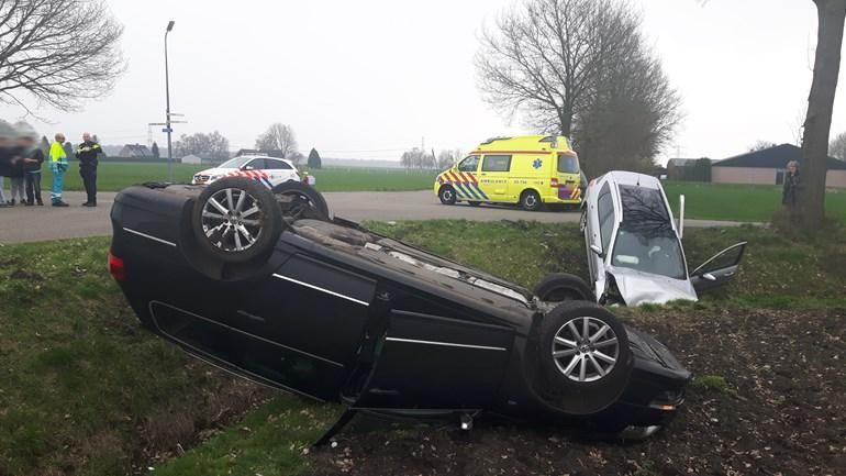 Auto vliegt over de kop na botsing op kruising