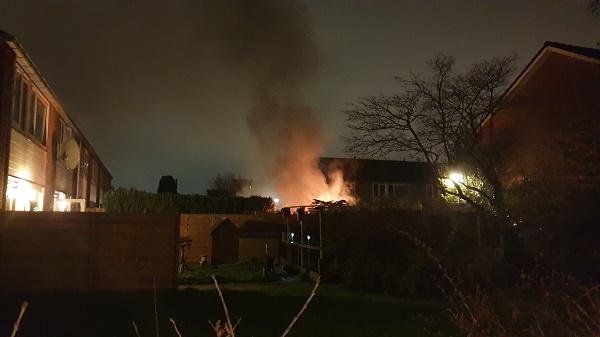 In brand gestoken container slaat over naar schuurtje