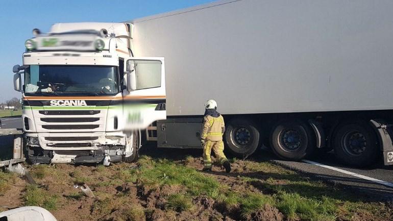 Vertraging op A28 van 90 minuten door geschaarde vrachtwagen