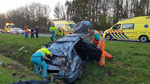 Auto met kind, vader en hond slaat over de kop op de N34 (video)