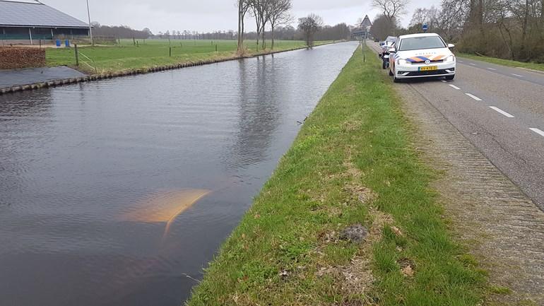 Auto duikt Beilervaart in na botsing op kruising