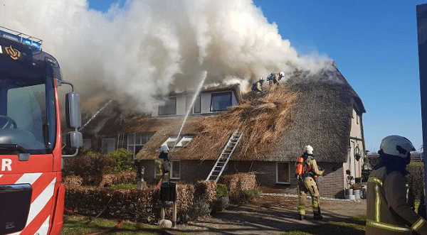 Brand in rieten dak verwoest twee woningen
