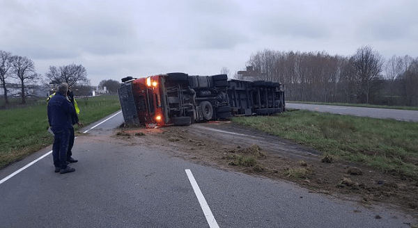 Vrachtwagen kantelt; Weg uren afgesloten