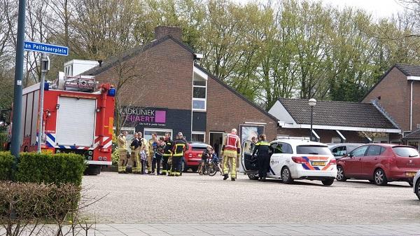 Brandweer redt kindje die bekneld zat met hand