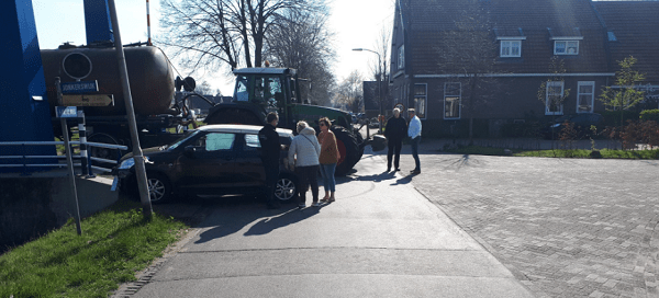 Auto en tractor botsen bij Jonkersbrug in Smilde