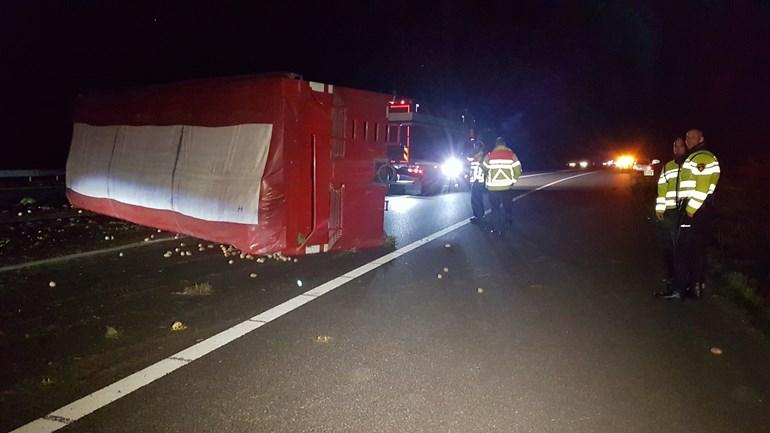 A28 hele nacht afgesloten door gekantelde vrachtwagen