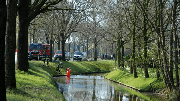 Omstander vindt overleden persoon in het water