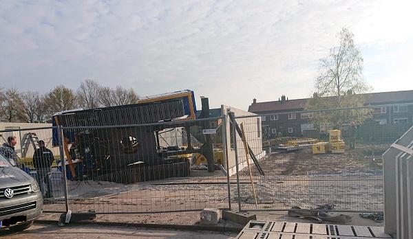 Grote bouwkraan valt om op bouwterrein