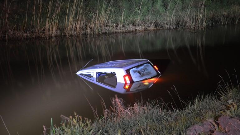 Politie redt man uit auto die te water raakte