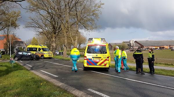 Opnieuw ernstig ongeval; Auto botst hard tegen boom