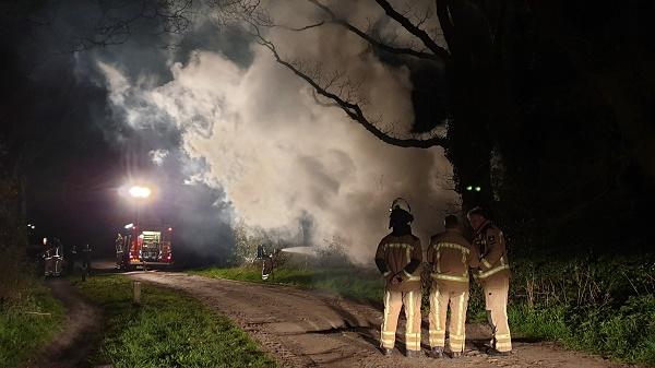 Veel rook bij brand in grote bult met snoeiafval in Vries