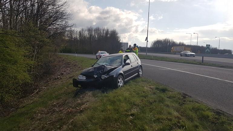 Auto vliegt van de A28 en botst tegen boom