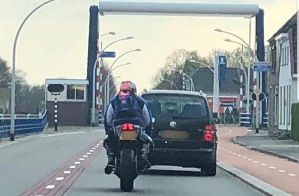 Politie waarschuwt motorrijders; afstand houden!