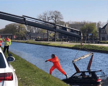 Handrem vergeten; Auto de vaart in bij Hoogersmilde