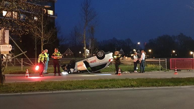 Auto over de kop bij eenzijdig ongeval Assen