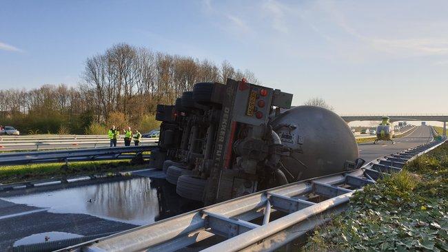 N33 afgesloten door gekantelde vrachtwagen vol mest