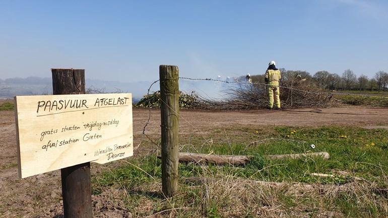 Onbekenden steken verboden paasvuur Deurze in brand